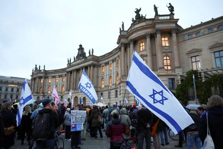 ハマスのイスラエル攻撃による犠牲者の追悼集会。r10月7日、ベルリンで撮影。REUTERS/Lisi Niesne