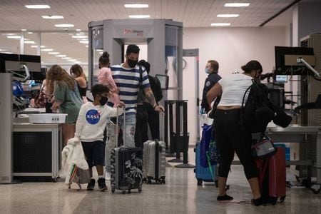 米国の空港で１８日、１０３万人の乗客がセキュリティーチェックを受けたと、運輸保安局（ＴＳＡ）が１９日明らかにした。新型コロナウイルス流行が旅行需要に影響し始めた３月中旬以降で最多になった。ヒューストンで７月撮影（２０２０年　ロイター/ADREES LATIF）