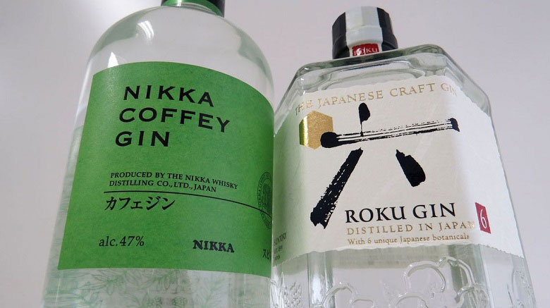 ニッカウヰスキーの「カフェジン」とサントリースピリッツの「ROKU（ロク）」。発売数カ月にもかかわらず、売れ行きは好調だという（記者撮影）