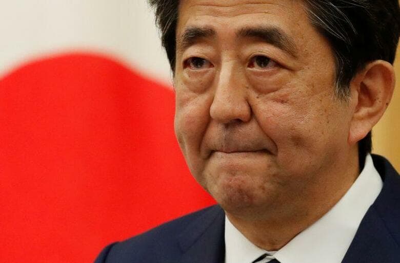 安倍晋三首相は午後の参院厚生労働委員会で、「賭けマージャンがどのような罪にあたるかは法務省に聞いて欲しい」「賭博罪かどうかは法務省が判断する」と述べた。写真は25日撮影(2020年　ロイター／Kim Kyung Hoon）