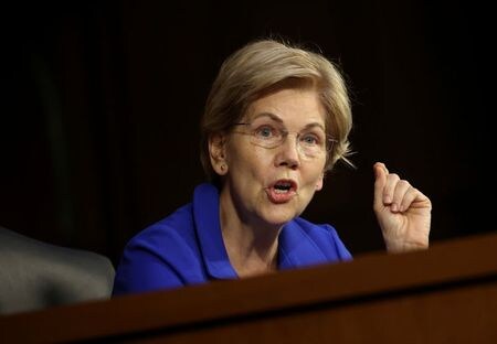エリザベス・ウォーレン米上院議員（民主党、写真）は４日、米証券取引委員会（ＳＥＣ）に対し、米連邦準備理事会（ＦＲＢ）政策担当者による金融取引を調査するよう求めた。９月撮影（２０２１年　ロイター/Kevin Dietsch）