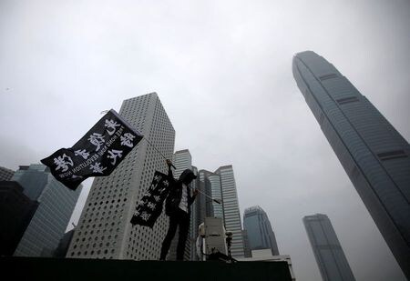 １２月３０日、香港では大みそかや元日にも複数の抗議活動が計画されており、年越しを祝うイベントなどを妨害するデモなどが行われる見通しだ。香港で２９日撮影（２０１９年　ロイター/Navesh Chitrakar）