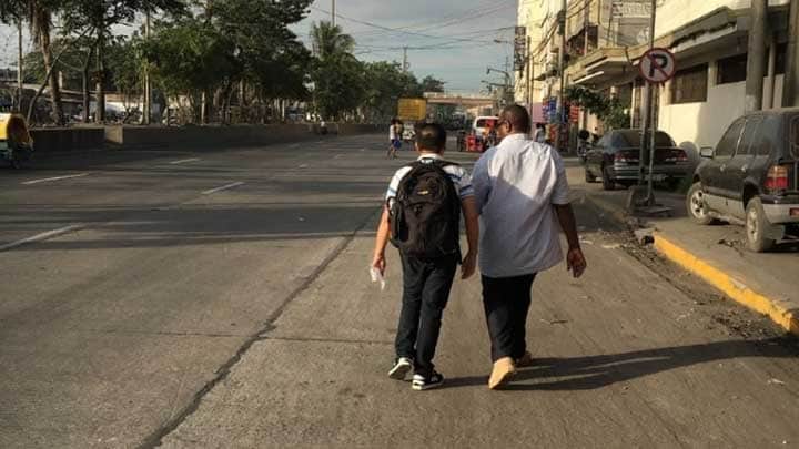 昼間、スラムの横の道路を歩いていたジェームスとジュニー。なぜか撮りたくなった。