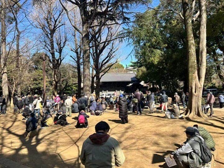 「炊き出し」開始の1時間前、すでに多くの人々が空き地に集まっていた