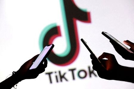  カナダのプライバシー保護当局は９月２３日、短編動画投稿アプリ「ＴｉｋＴｏｋ（ティックトック）」が子どもの機密データを収集していたと発表し、同社が子どもの利用防止策を改善することに同意したと明らかにした。１１日撮影のイメージ写真（２０２５年　ロイター/Dado Ruvic/Illustration）