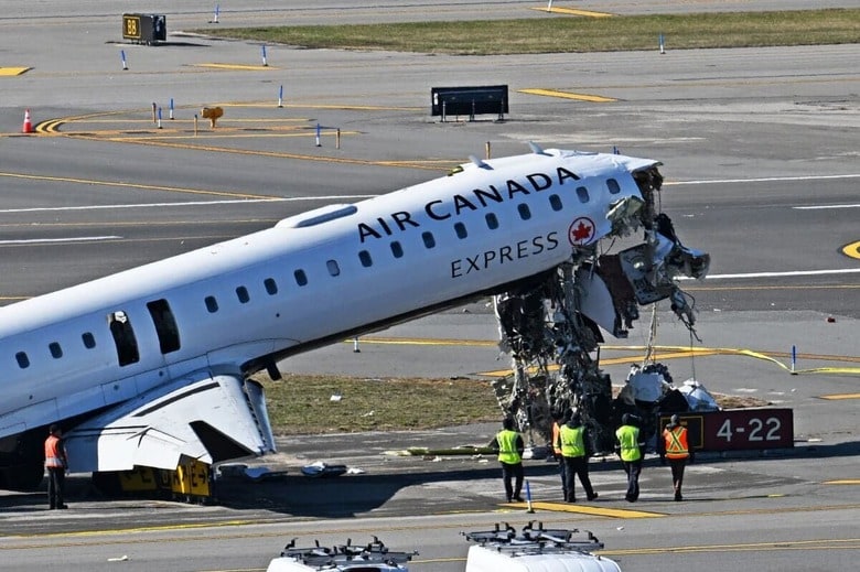 ラガーディア空港の事故で機首が破壊されたエアカナダ・エキスプレスの機体　Andrea Renault/ZUMA Press Wire/REUTERS