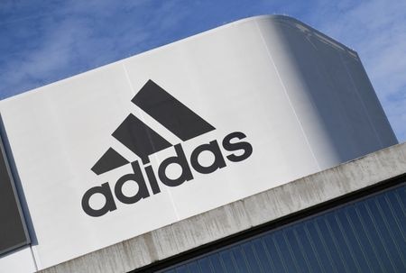 　５月１１日、ドイツのスポーツ用品大手アディダスのビョルン・ガルデン最高経営責任者（ＣＥＯ）は、反ユダヤ的な発言を巡って昨年提携を解消した米ラップ歌手カニエ・ウエスト氏との協業ブランド「Ｙｅｅｚｙ（イージー）」の商品の一部を販売し、収益の一部を国際機関に寄付する考えを示した。写真はアディダスのロゴ。ドイツのヘルツォーゲンアウラハで２０１９年８月撮影（２０２３年　ロイター／Andreas Gebert）