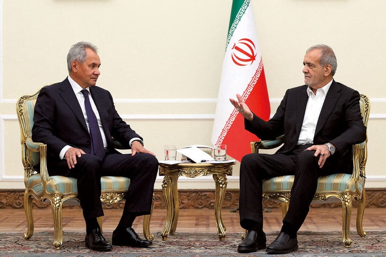 イランのペゼシュキアン大統領と会談するロシアのショイグ前国防相（左）　IRAN’S PRESIDENCYｰWANAｰREUTERS
