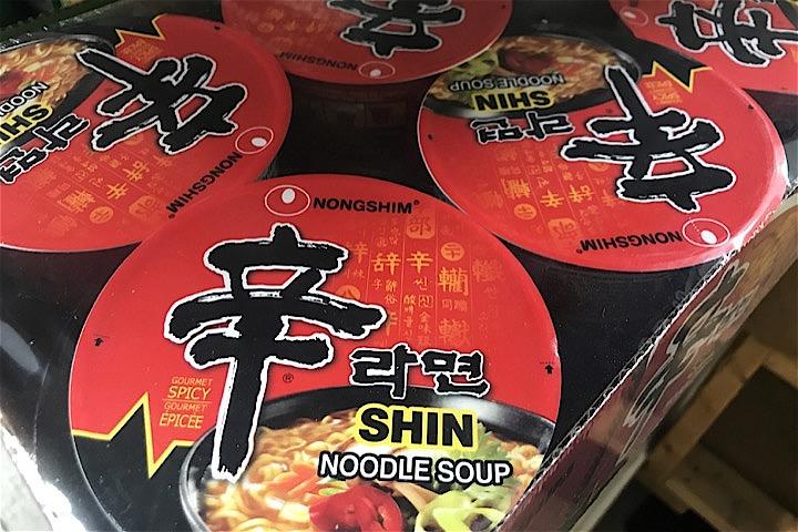 韓国でトップシェアの農心は辛ラーメンで世界各国に進出。写真はカナダ･トロントのスーパーに並ぶ辛ラーメン。　Chris Helgren - REUTERS