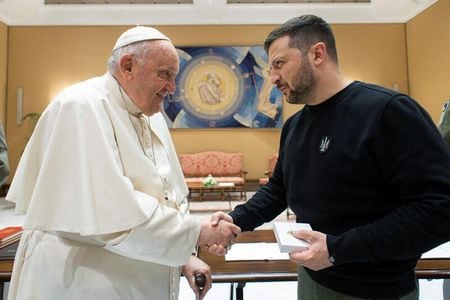 　５月１３日、ウクライナのゼレンスキー大統領（右）は、ローマ教皇フランシスコ（左）と面会し、ウクライナ政府による和平案への支持を要請した。提供写真（２０２３年　ロイター／ Vatican Media/­Handout via REUTERS）