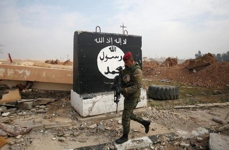 　４月４日、過激派組織「イスラム国」（ＩＳ）のアブ・アルハサン・アル・ムハジル報道官は、音声メッセージを発表し、米国は「愚か者に支配されている」と述べた。ＩＳがトランプ米大統領について公式に言及したのは、今回が初めて。写真はイスラム国過激派が使う旗を描いた壁。モスル北部で１月撮影（２０１７年　ロイター／Khalid al Mousily）
