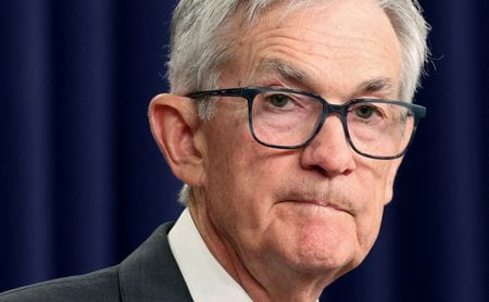 米連邦準備制度理事会（ＦＲＢ）のパウエル議長は７日、ニューヨークで開かれたシカゴ大学ブース経営大学院の経済フォーラムで演説した。写真は１月、ワシントンで撮影（２０２５年　ロイター/Kevin Lamarque）