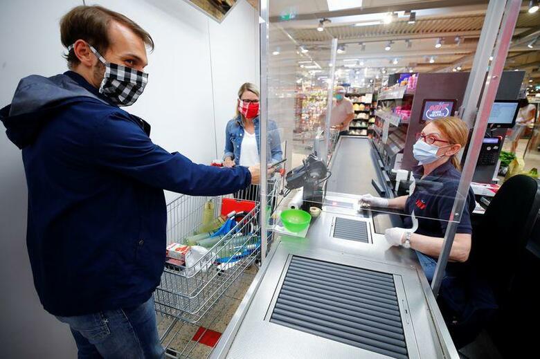 ドイツ首相府のヘルゲ・ブラウン長官は、社会的距離を保つ措置は5月10日まで維持されるとの見通しを示した。ボン近郊のスーパーで27日撮影（2020年　ロイター/Wolfgang Rattay）