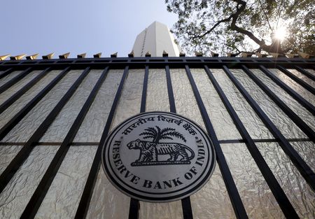 　４月５日、インド準備銀行（ＲＢＩ、中央銀行）は、中央銀行デジタル通貨（ＣＢＤＣ）「ｅルピー」の利用普及に向け、アプリプロバイダーを含む銀行以外の決済事業社を活用する計画を発表した。写真はインド中銀の門。ムンバイで２０１６年２月撮影（２０２４　ロイター／Danish Siddiqui）