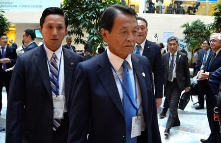 　１月１０日、麻生太郎財務相（写真中央）は閣議後会見で、政府税制調査会（首相の諮問機関）での議論を念頭に「包括的な経済成長と財政再建の両立が最大の課題。充実した審議を進めていただきたい」と語った。写真はワシントンで昨年１０月撮影（２０２０年　ロイター／Mike Theiler）