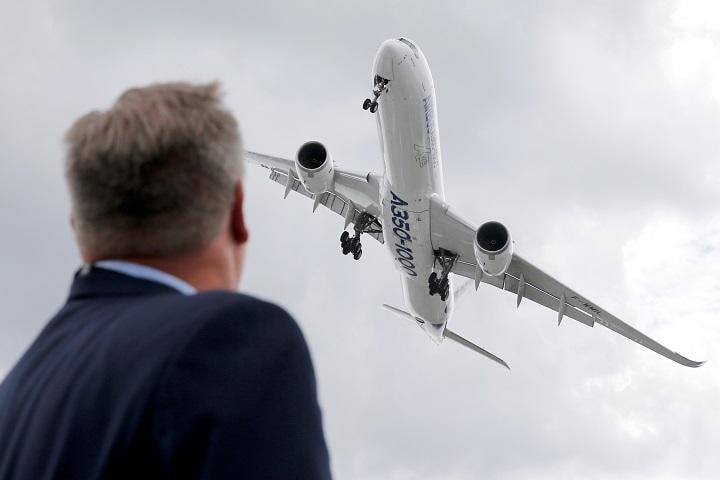 パリの航空ショーでデモ飛行するエアバスA350-1000（6月19日）　Pascal Rossignol-REUTERS