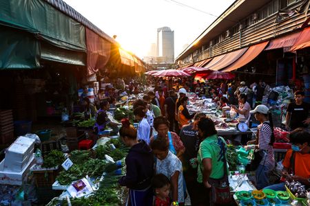 　１１月１４日、タイ商工会議所大学（ＵＴＣＣ）が発表した１０月の消費者信頼感指数は５６．０と前月の５５．３から上昇し、８カ月ぶりの上昇となった。写真は市場で買い物をする人々。タイのバンコクで５月撮影（２０２４　ロイター／Athit Perawongmetha）