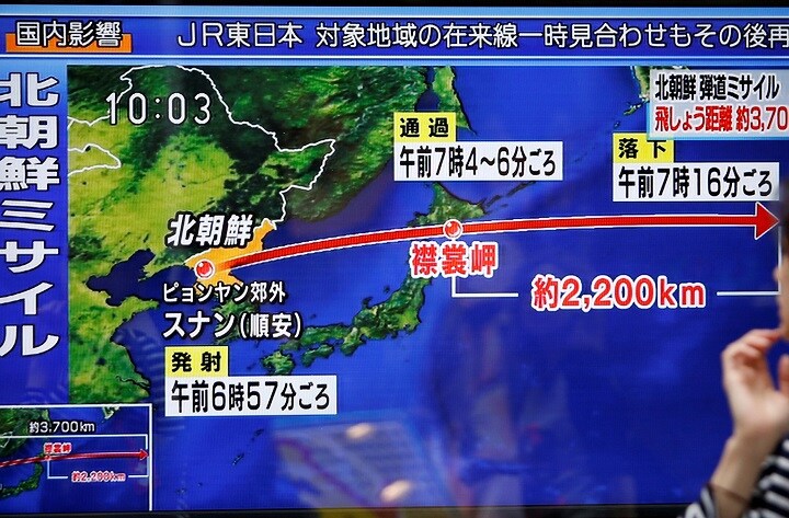 日本の上空を通過した北朝鮮の弾道ミサイル　Issei Kato-REUTERS