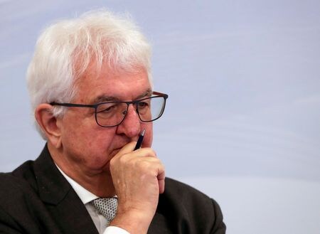 欧州中央銀行（ＥＣＢ）理事会メンバーのホルツマン・オーストリア中銀総裁は２９日、ＥＣＢは今夏か秋に利上げに着手するとし、その後は段階的な利上げを実施し、政策金利は来年に１％近辺、もしくは１．５％に落ち着くとの見方を示した。２０１９年１２月撮影（２０２２年　ロイター/Leonhard Foeger）