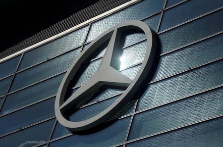 ドイツの高級車メーカー、メルセデス・ベンツの米子会社は１２日、ブレーキの問題で計２９万２０００台をリコール（回収・無償修理）すると発表した。写真は、メルセデス・ベンツのロゴ。２０１９年９月１９日にドイツ・フランクフルトで撮影。（２０２２年　ロイター／Ralph Orlowski）
