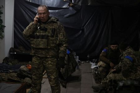 　ウクライナ陸軍のシルスキー司令官（写真）は５月７日、ロシア軍が東部ドネツク州の要衝バフムトへの砲撃を激化させ「５月９日まで制圧することを依然望んでいる」と指摘。ドネツク州ソレダルで１月撮影。ウクライナ軍提供（２０２３年　ロイター）