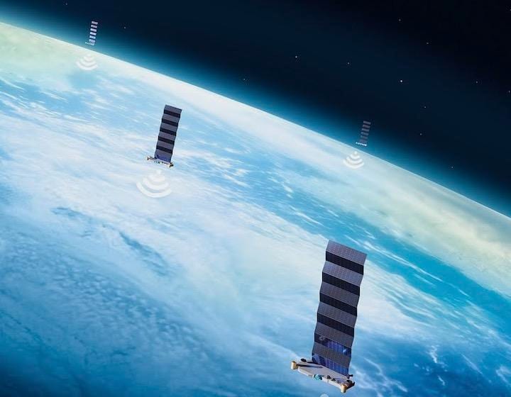 スペースX社のスターリンク衛星通信の太陽電池の展開イメージ　Credit: SPACEX