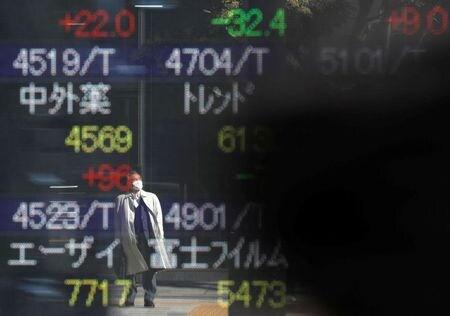 　１１月１７日、前場の東京株式市場で、日経平均は前営業日比６円４８銭高の２万５９１３円４１銭となり、小幅続伸した。都内で１０日撮影（２０２０年　ロイター／Issei Kato）