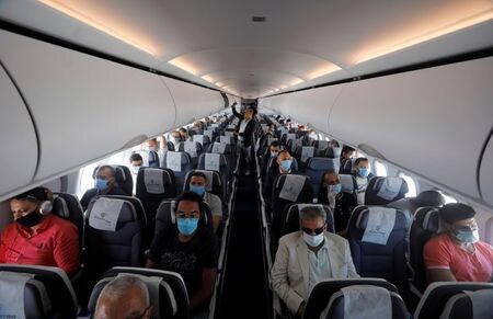 　１０月１９日、米アラバマ大学の伝染病の専門家、デービッド・フリードマン氏は、航空機内で新型コロナウイルスに感染する可能性は極めて低いとする国際航空運送協会（ＩＡＴＡ）の調査結果について「不適切な計算」に基づいているとの見解を明らかにした。写真はカイロの国際空港で６月撮影（２０２０年　ロイター／Mohamed Abd El Ghany）