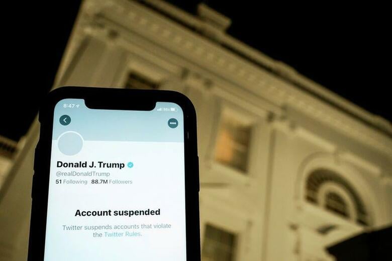 米ツィッター社は5月6日、トランプ前大統領のウェブサイト上に4日に追加された新設ページ「ドナルド・トランプの執務机から」の書き込みをシェアするためツイッター上に作られた複数のアカウントを停止した。1月、ワシントンで撮影（2021年　ロイター/Joshua Roberts/Illustration）