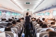 飛行機内で「マナー最悪」の乗客を撮影...SNS投稿が話題に 「なぜこれが許されると思えるのか」