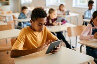 パソコン・スマホを学習に使う時間が長いほど、子どもの学力が下がるのはなぜか