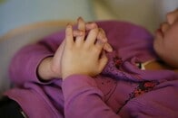 虐待児童を受け入れる一時保護所　ケアより規律でトラウマ生む例も