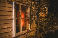 「ゾッとした」窓辺の白い顔──ハロウィン装飾だと思ったら...突然の動きに驚愕