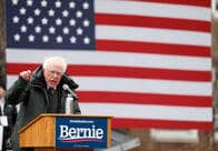 大混戦の民主党予備選、結局笑うのはトランプかも