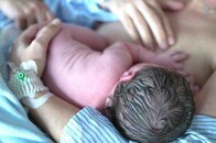 出産直後の「カンガルーケア」に長期的な効果はなかった【最新研究】