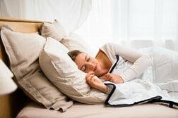 アルツハイマー病のリスクを左右する、遺伝子と「ある習慣」の組み合わせ