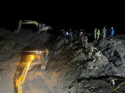 土石流で900人超トンネル閉じ込めか、ネパール　懸命の救出活動