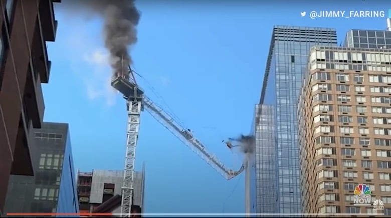 隣のビルの壁面にぶつかりながら崩れ落ちるクレーン　NBC News / YouTube