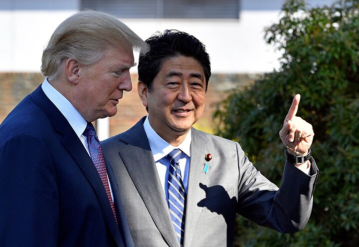 日本の安倍首相はトランプ米大統領との親密さを強調するが　Frank Robinchon-REUTERS