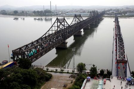 　中国税関総署によると、中国の３月の対北朝鮮輸出は１２９７万８０００ドル相当と、６カ月ぶりの高水準となった。写真は中国と北朝鮮を結ぶ「中朝友誼橋」。２０１６年９月撮影（２０２１年　ロイター／Thomas Peter）