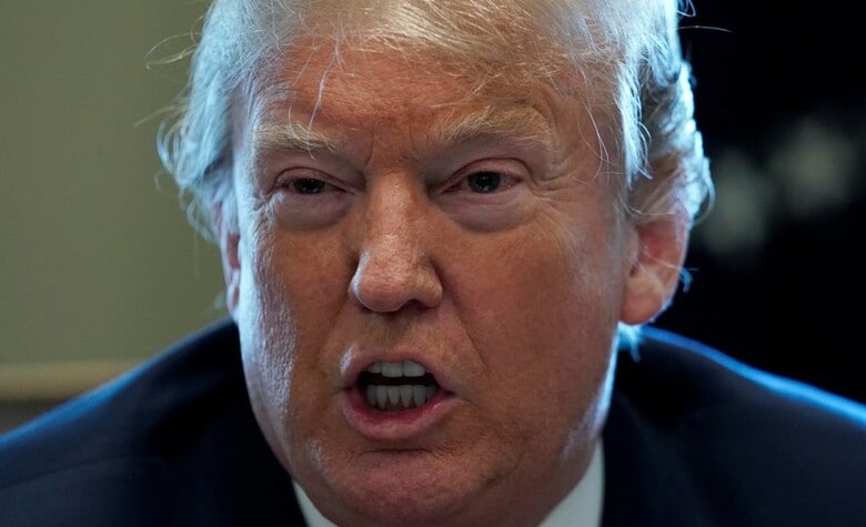 ４月９日、トランプ米大統領（写真）は、シリアの反体制派地域である東グータ地区で今月７日に化学兵器が使用された疑いがあることについて非難し、対応策について早くて９日中に決定を行う可能性があることを明らかにした。ワシントンで撮影（２０１８年　ロイター/Kevin Lamarque）