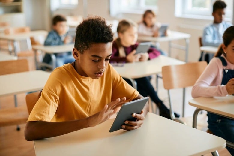 デジタル端末を授業で使うのは日常の光景になったが　Drazen Zigic/iStock.