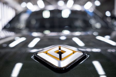７月２日、米新興電気自動車（ＥＶ）メーカーのリビアンは、独自動車大手フォルクスワーゲン（ＶＷ）と自動車を生産する計画はないと表明し、両社が提携を拡大し、共同で自動車を生産する可能性があるとする独紙の報道を否定した。写真はリビアンのイリノイ州ノーマル工場で６月撮影（２０２４年　ロイター/Joel Angel Juarez）