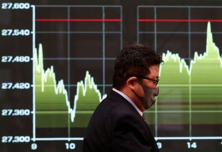 　７月２１日、日経平均株価は反発。前日の米国株式市場の上昇を好感して朝方はしっかりだったが、あすからの４連休を控えて次第に模様眺めとなり、徐々に上げ幅を縮める展開となった。都内で昨年１２月撮影（２０２１年　ロイター／Issei Kato）