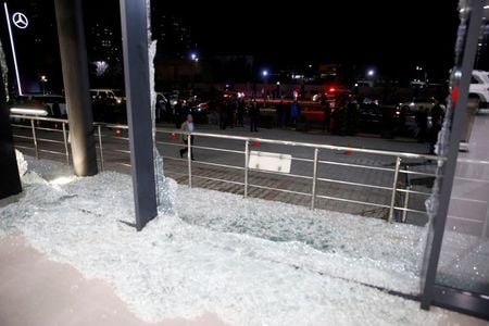 　ミルズ米国連代理大使は１６日、今年予定されているイラクの総選挙を控え、良好な環境を整える必要があると指摘、イラン系民兵組織やイラクの不安定化を目指すイランの活動、過激派組織「イスラム国」の残党への対応が必要だと主張した。写真はロケット弾攻撃の被害に遭った建物。１５日イラク・アルビールで撮影（２０２１年　ロイター/Azad Lashkari）
