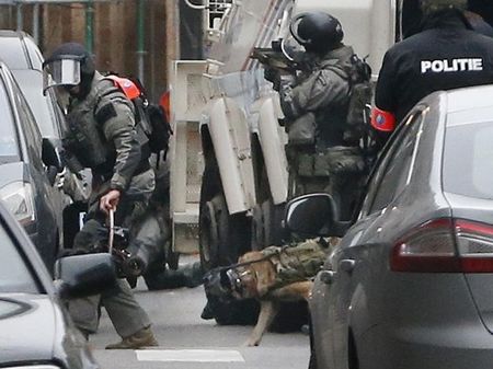 ３月１８日、ベルギー当局は、昨年に１１月に発生したパリ同時多発攻撃の実行犯の１人とされるサラ・アブデスラム容疑者を含む２人の身柄をブリュッセルで拘束したと発表した。写真は同日、ブリュッセルのモレンベーク地区で捜査を行なう警察（ロイター/Francois Lenoir）
