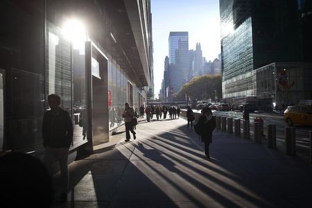 　１０月７日、米大手５行の利益が世界金融危機以降急増した。タイムズスクエアの通勤者。昨年撮影（２０１５年　ロイター／Carlo Allegri ）