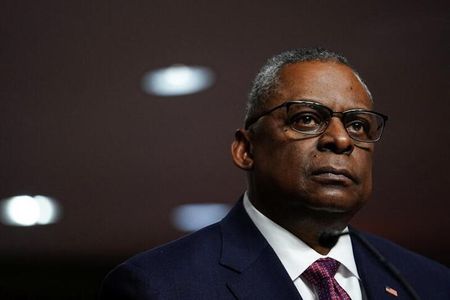 米国防総省が２０日発表した年次報告によると、２０２０─２１年の現役軍人の自殺率が１５％以上低下した。写真は、米上院で証言するオースティン米国防長官。２０２２年４月７日に撮影。（２０２２年　ロイター／Sarah Silbiger）