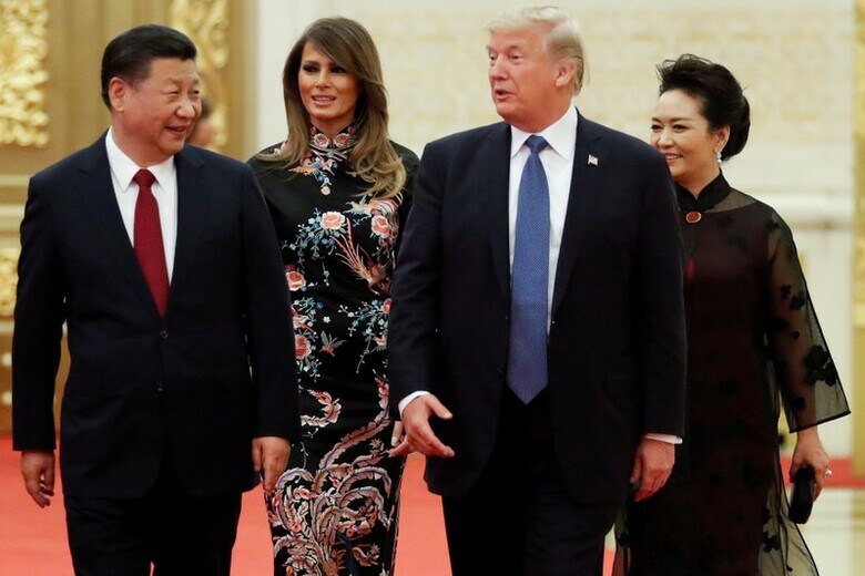 １月１９日、トランプ米大統領が中国の貿易慣行に対して厳しい措置を講じることを真剣に検討していると、米財界の有力者が同国に警告を発している。だが中国当局者は真に受けておらず、首都北京では危機感がほとんど感じられない。写真はトランプ米大統領夫妻と中国の習近平国家主席夫妻。北京で昨年１１月撮影（２０１８年　ロイター/Jonathan Ernst）