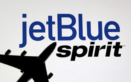 　１月１６日、米格安航空会社（ＬＣＣ）のジェットブルー航空が同業スピリット航空を３８億ドルで買収する計画を司法省が阻止するために起こした訴訟で、ボストンの連邦地裁は反競争的で消費者に痛手を与えるとの同省の主張を支持し、買収を認めない判断を示した。写真は両社のロゴと飛行機のイメージ（２０２４年　ロイター/Dado Ruvic）